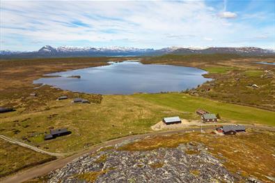 View from Valtjernknatten over Lake Valtjern and the Stølsvidda plateau. The cycling tour "Stølsvidda circuit" leads along the road that can be seen b