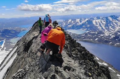 Klatrere går på en smal fjellrygg