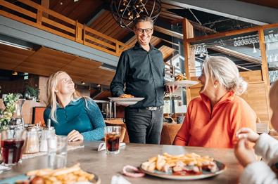 Essensservierung an Restaurantgäste