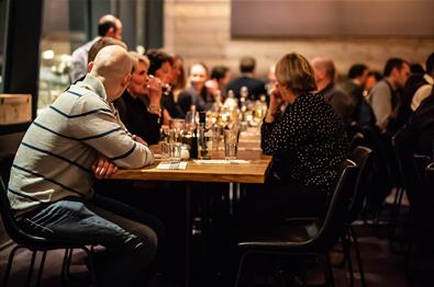 Interieur der Lodge 900, mit Menschen, die Essen und Trinken genießen.