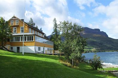 The Sommerhotell in Vang is located on the shore of Lake Vangsmjøsa.