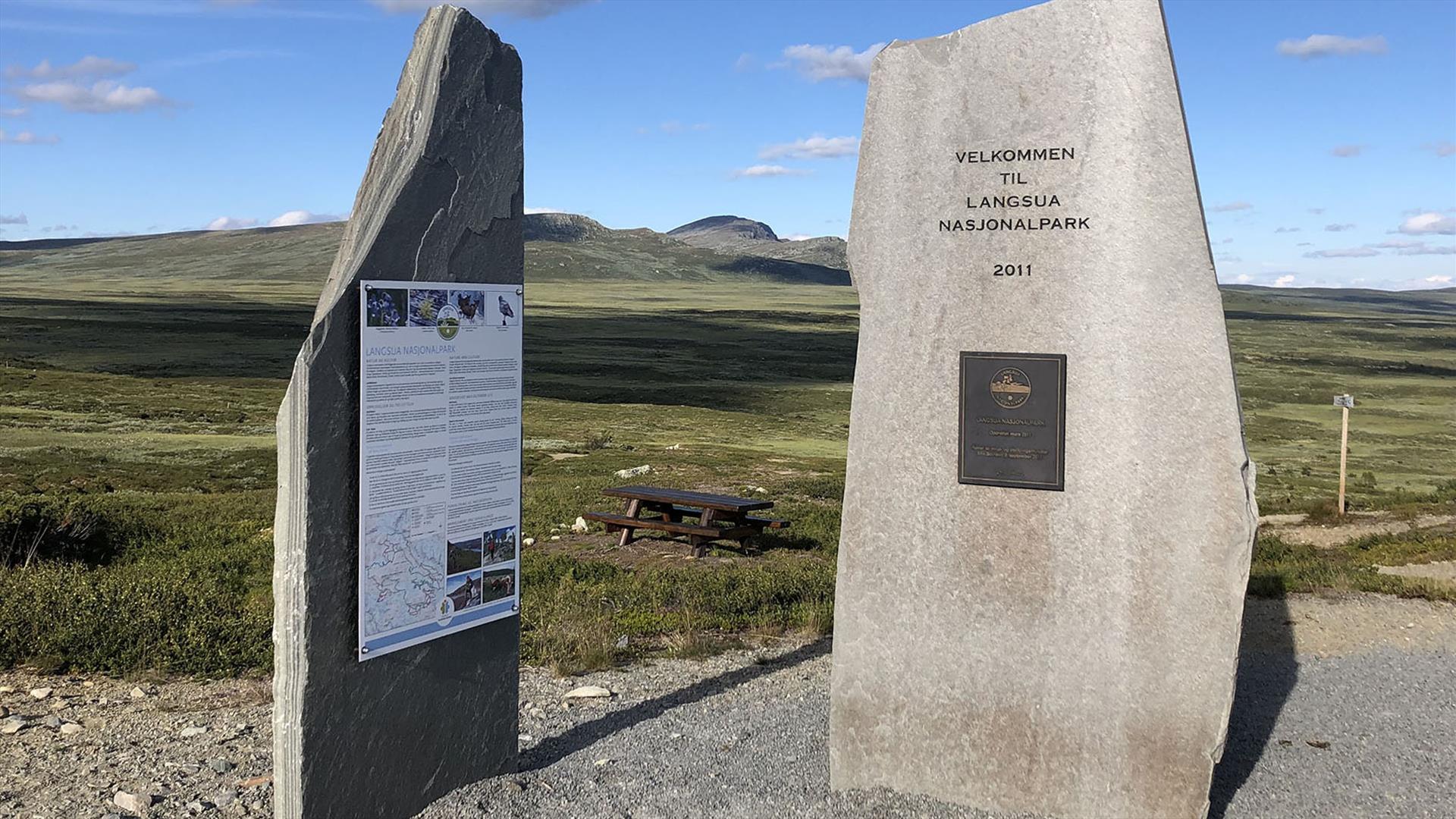 Aussichtspunkt und Informationstafeln auf aufgerichteten Steinplatten bei Storeskag im Langsua Nationalpark.
