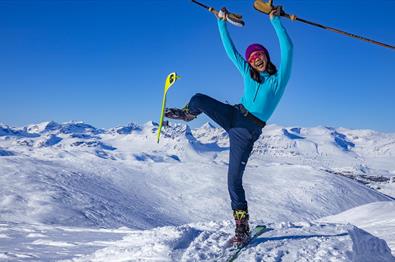Fornøyd skiløper på toppen av Mugnetinden