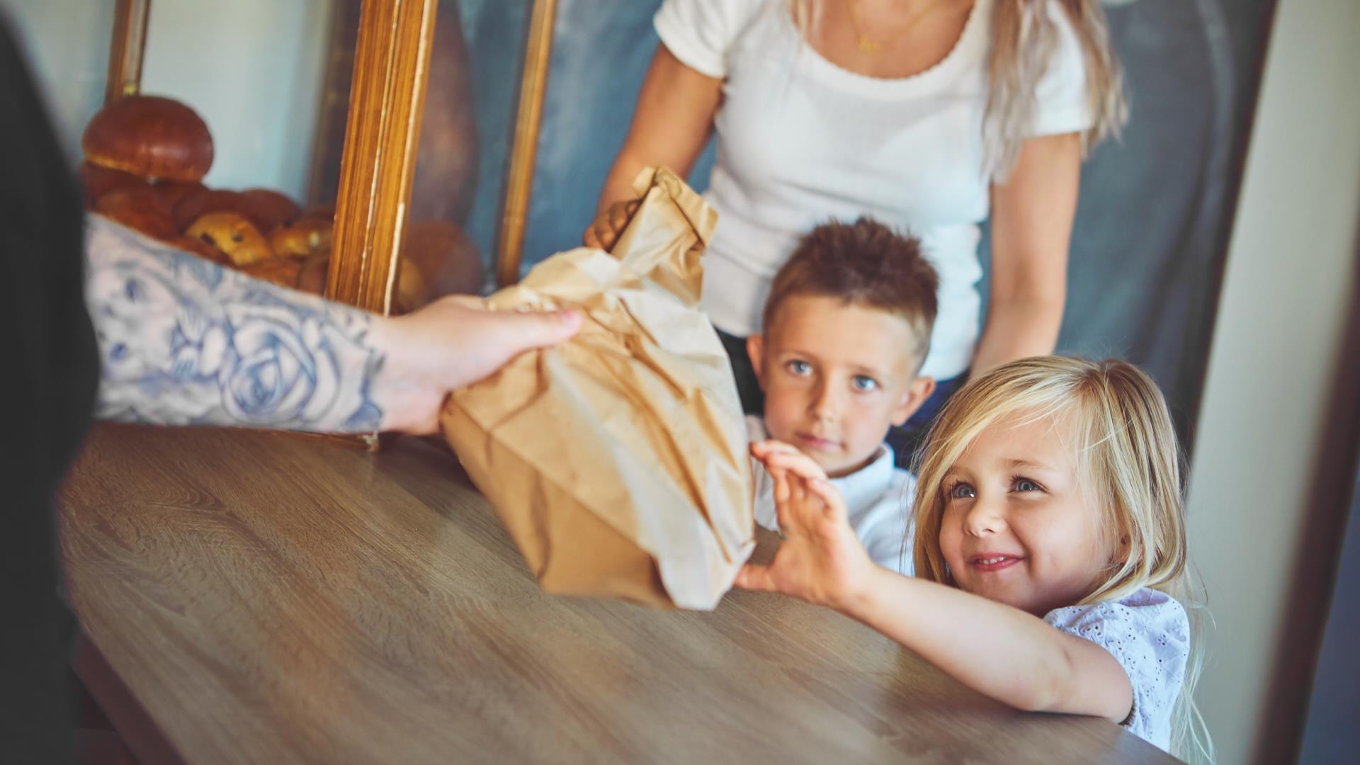 Viser to barn som kjøper boller hos Bakeriet i Valdres