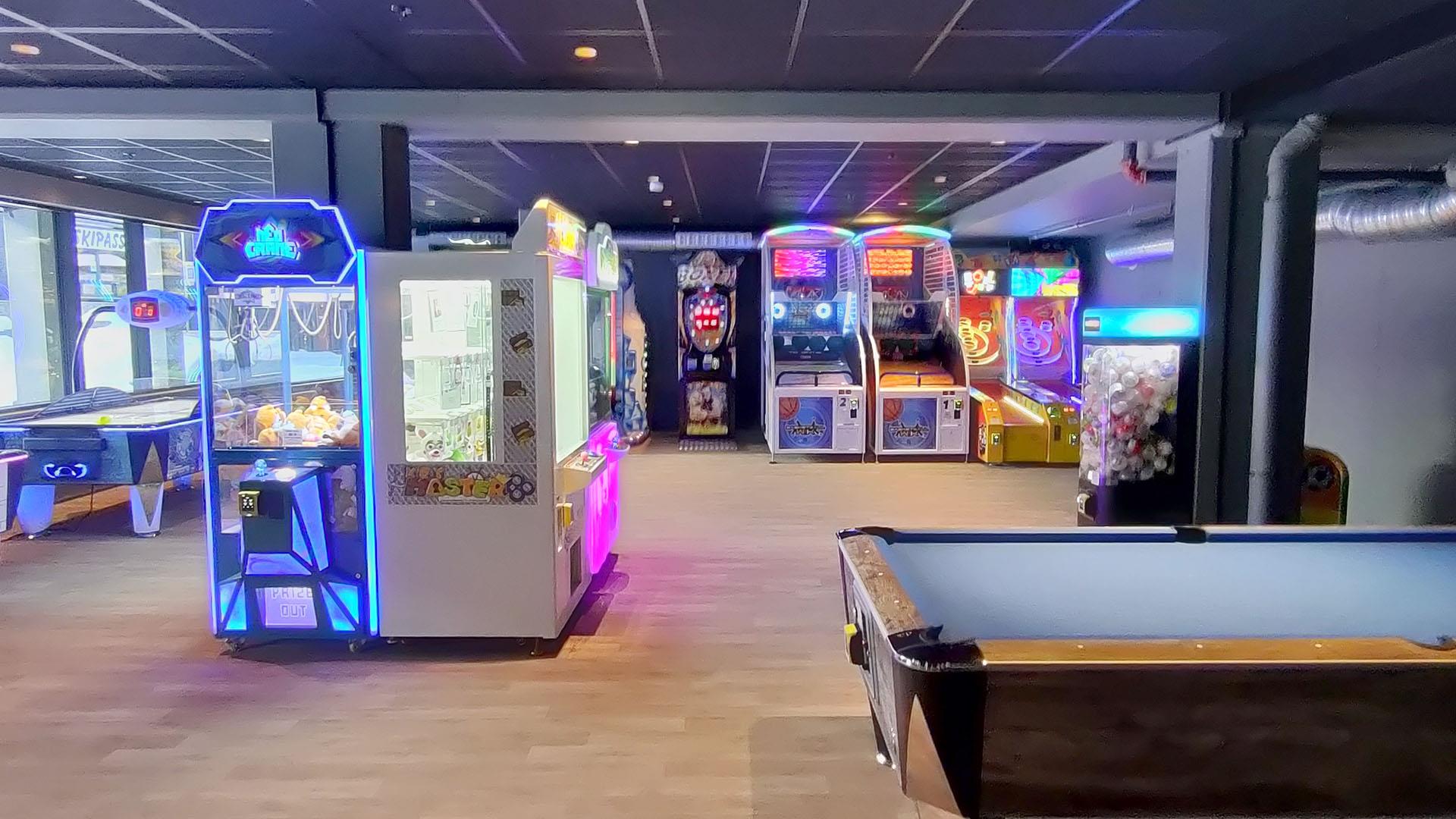 Viser ulike spill i en spillehall