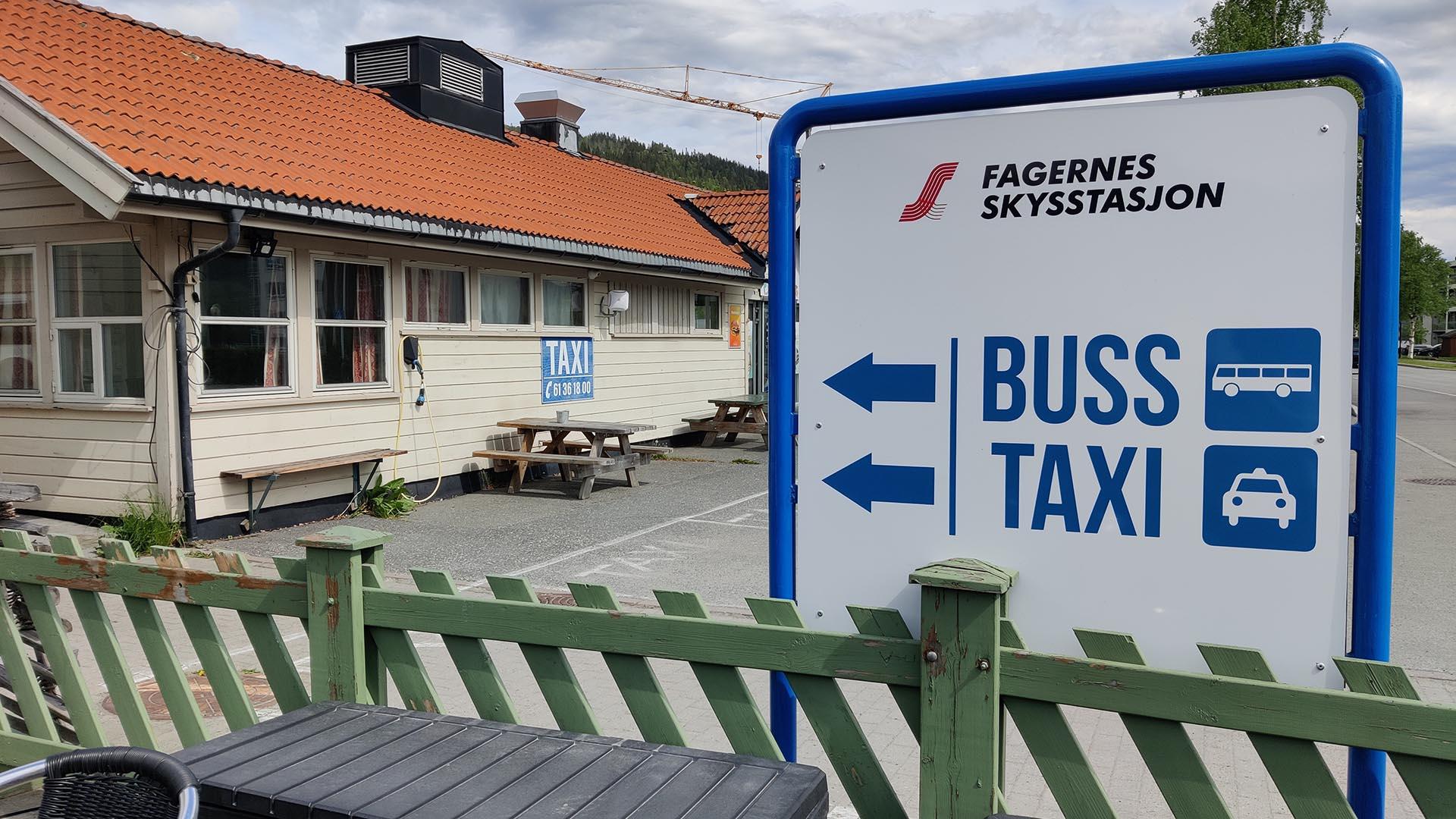 Bilde av skilt for buss og taxi