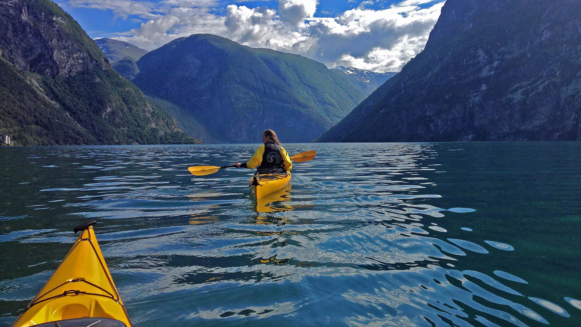 Zwei gelbe Kajaks auf einem Fjord an einem schönen Sommertag.