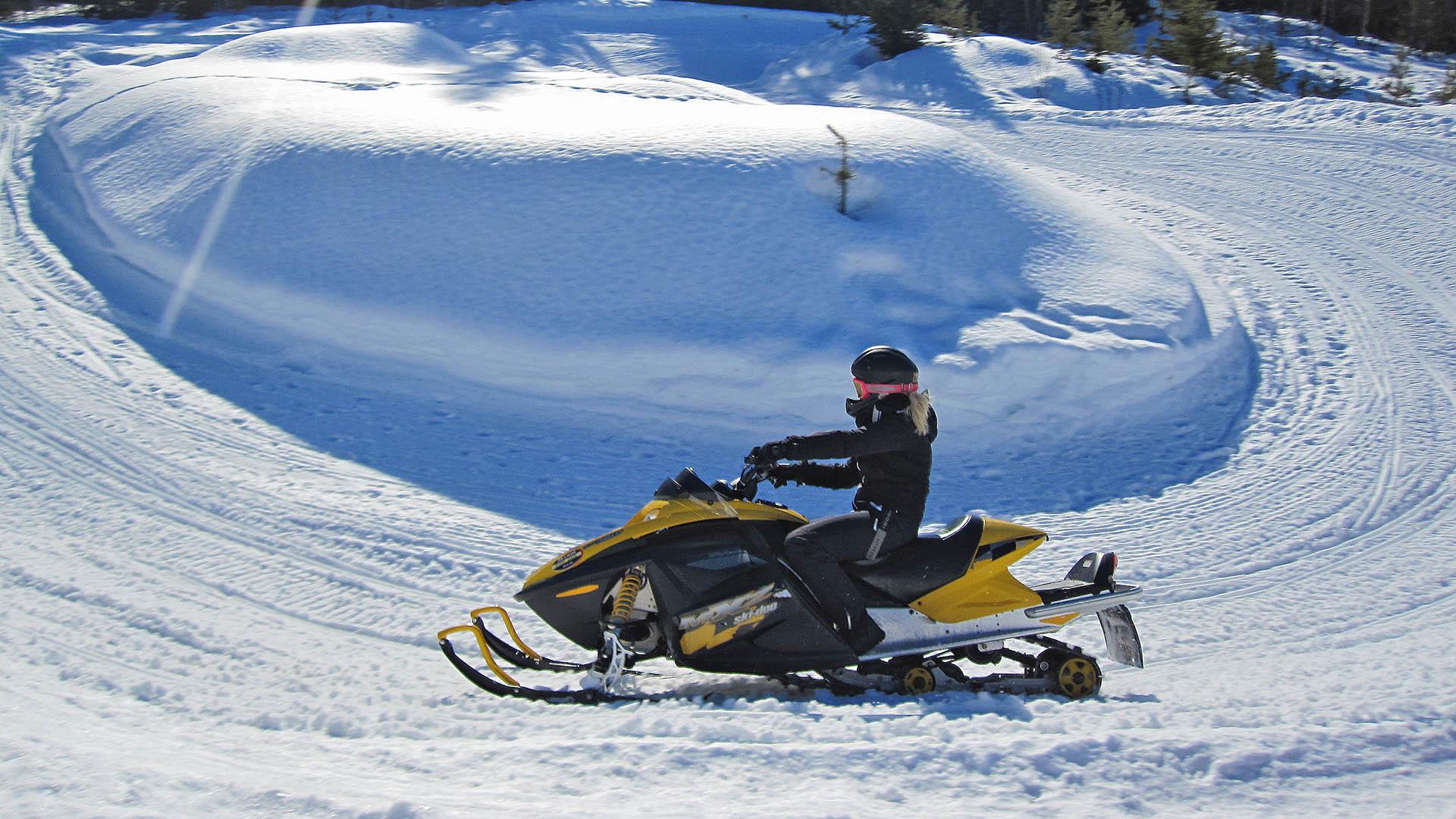 Snøscooter på bane.