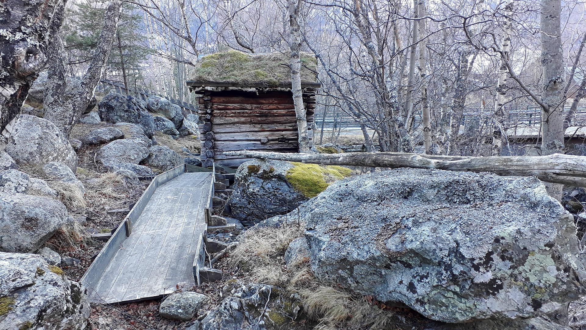 Et gammelt bekkekvern med vannledning i tre mellom store kampesteiner.