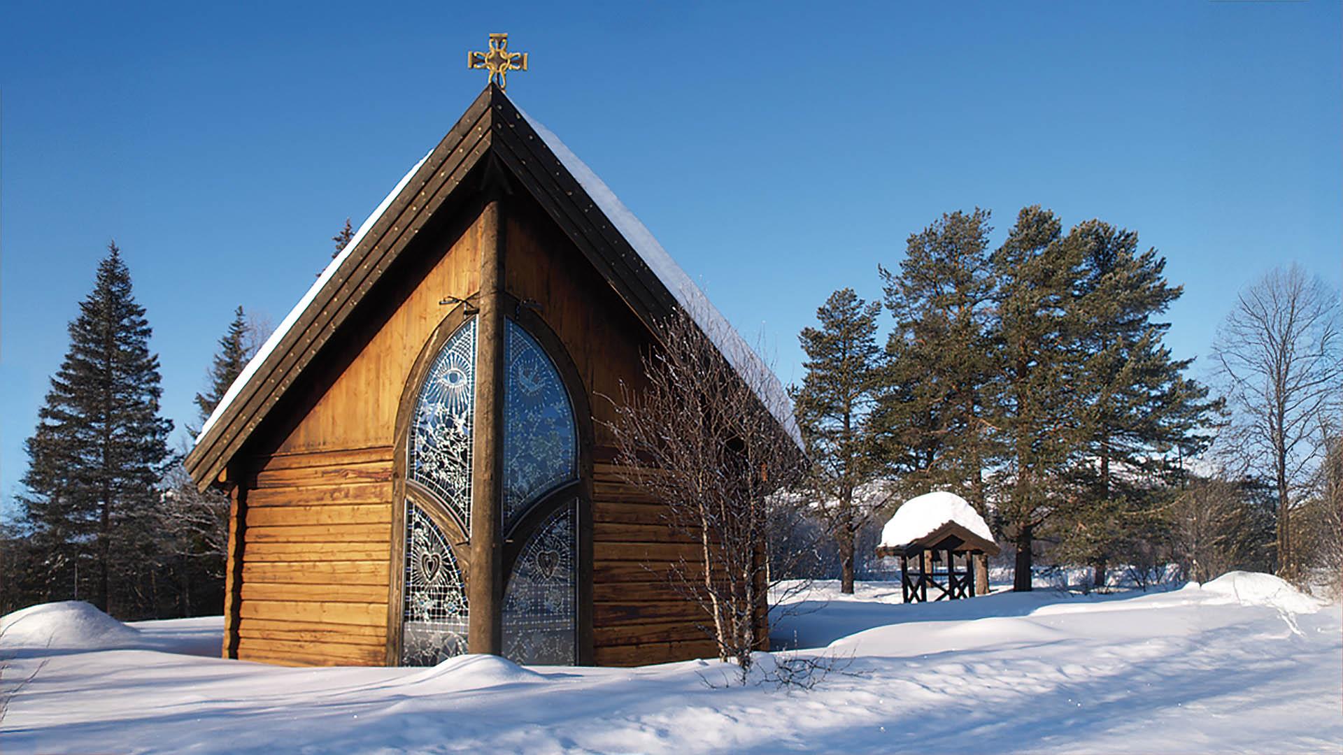 Lite kapell med glassmosaikk i snøen