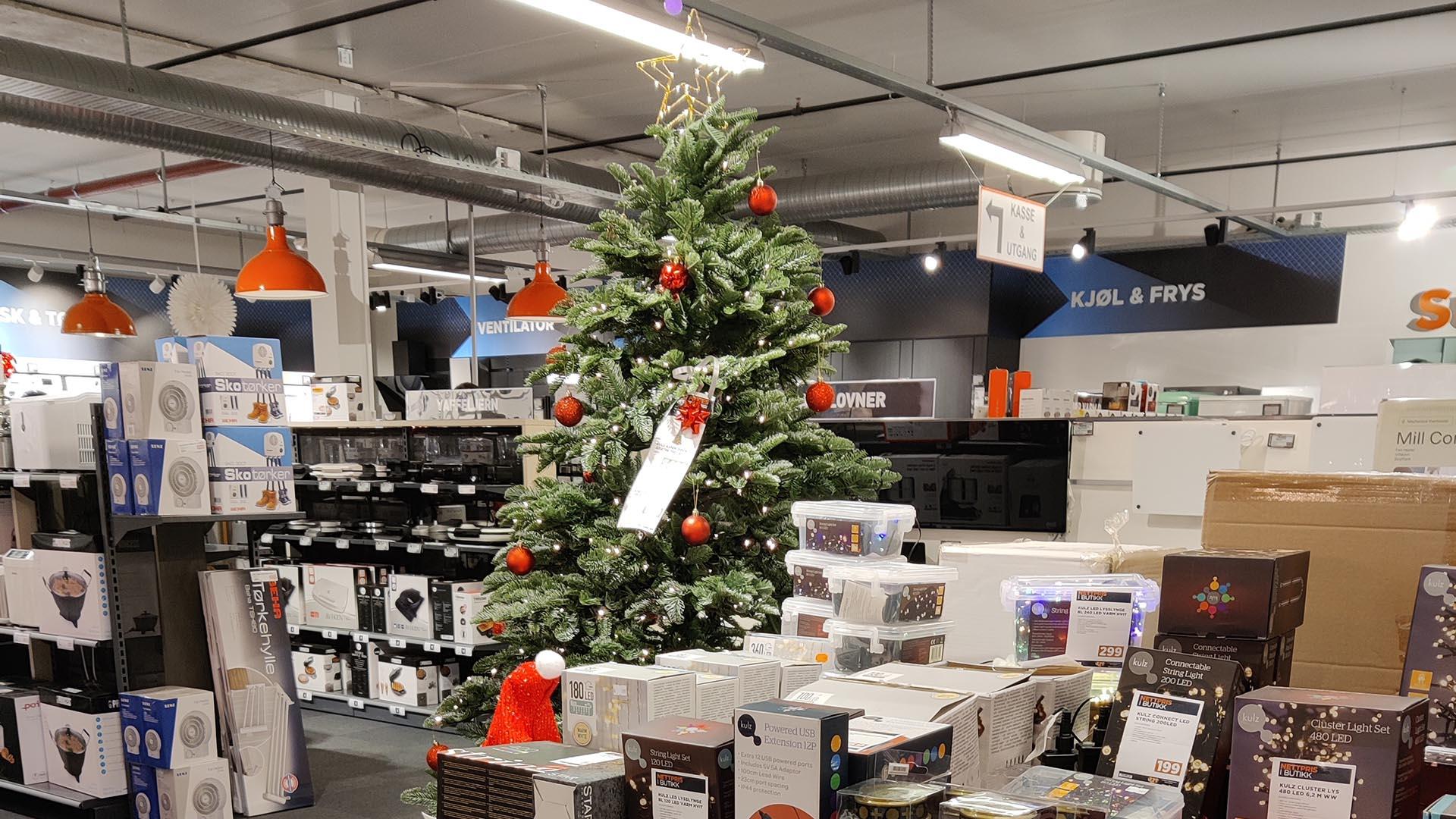 Inne i en julepyntet butikk med forbrukerelektronikk