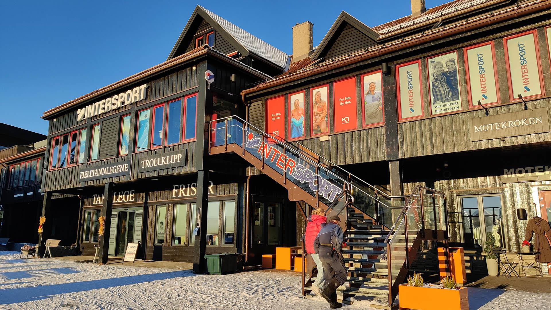 Sportsbutikk utvendig i flott vintersol