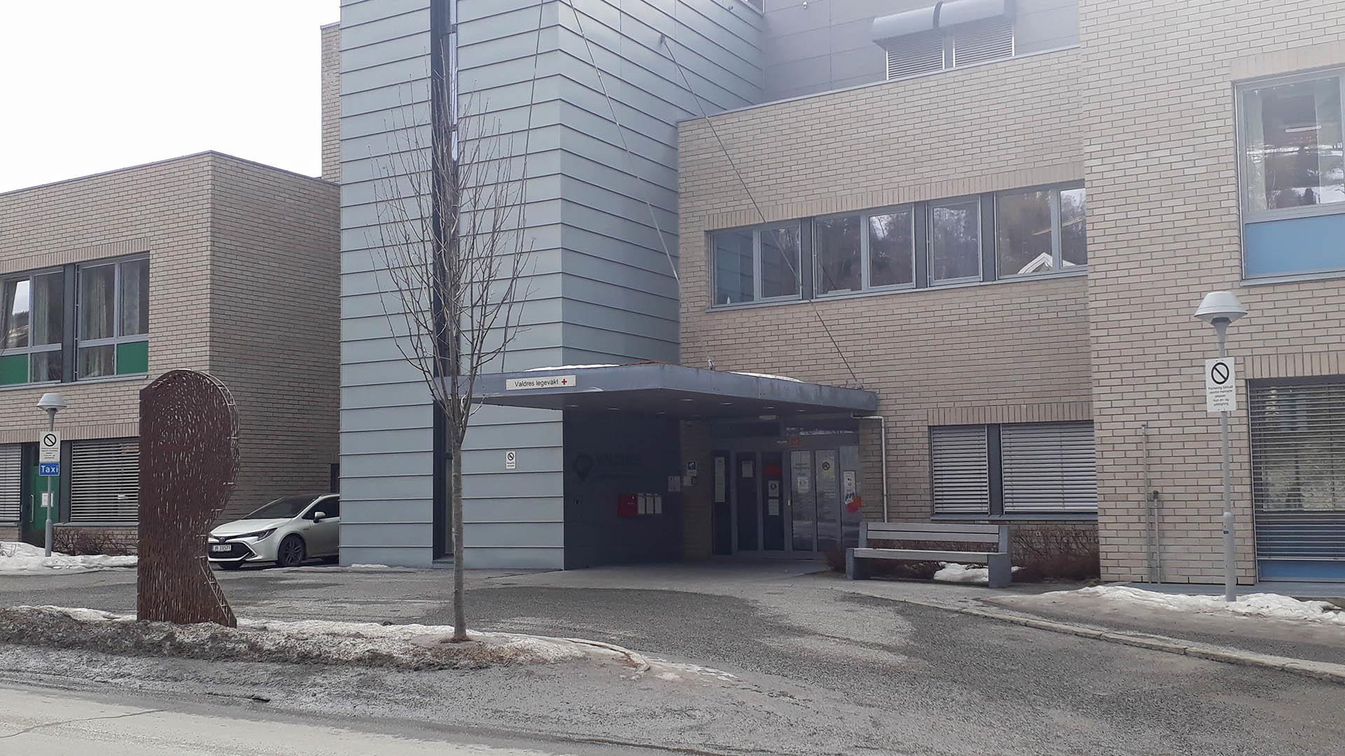 Die örtliche Klinik in Fagernes von außen gesehen.
