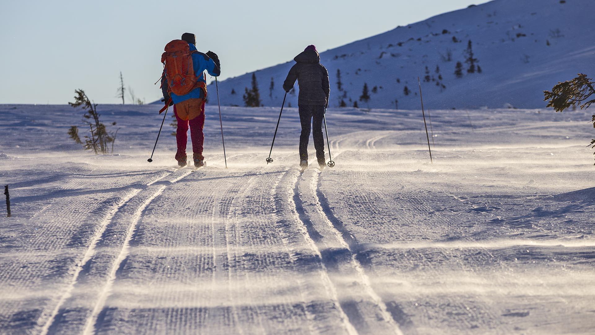 Couple on cross country skis in Hedalen