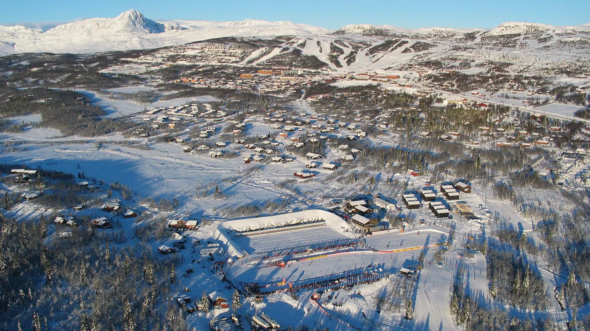 Winter drone image of the Beitostølen ski stadium (cross-country). The alpine slopes and mountains can be seen in the background.