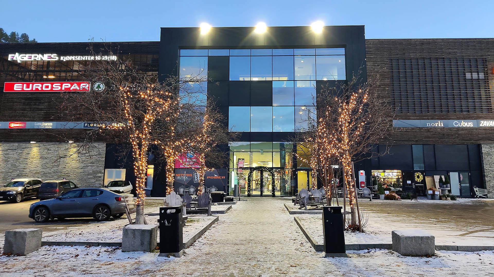 Fasaden på et kjøpesenter med julebelysning