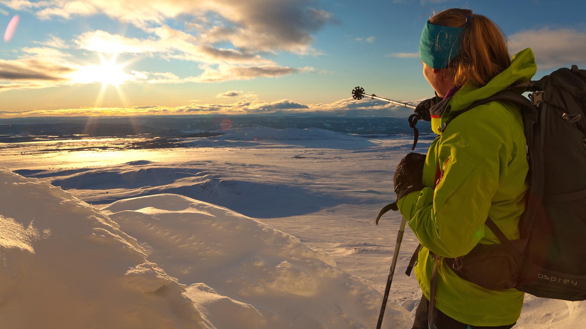 Her ser vi selveste Langsuafan nummer en, Caroline Svae, på nært hold, mens hun nyter den vidstrakte utsikten over Langsuaslettene en vakker vinterdag.