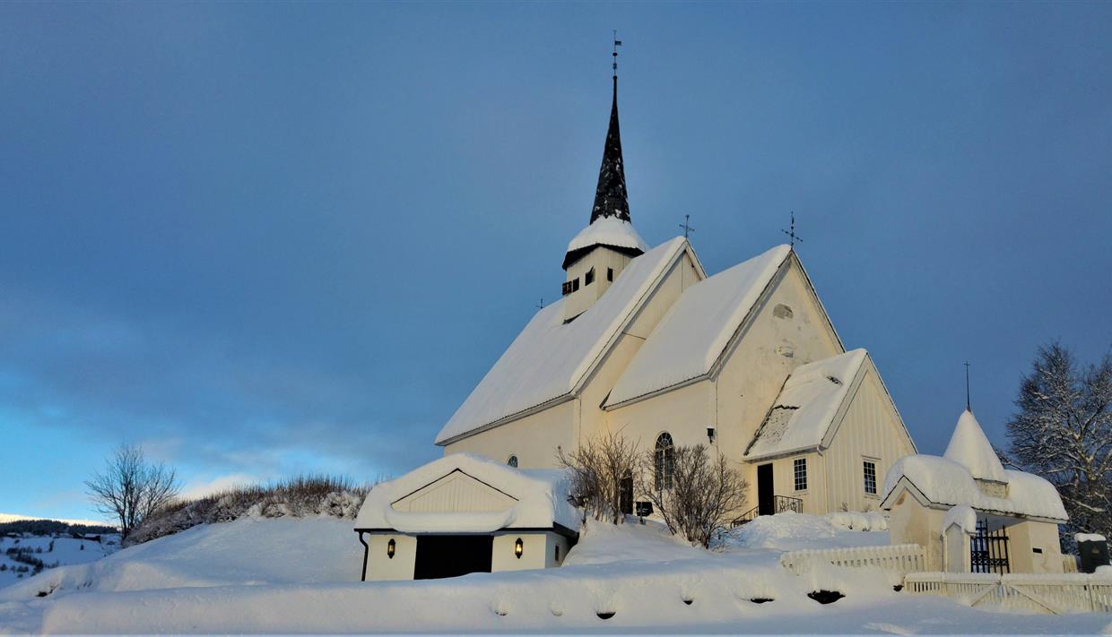 Ulnes kyrkje med snø Ulnes kyrkje med snø