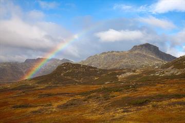Der Berg Bitihorn hinter einem Regenbogen