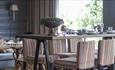 Stoler og bord ved vindu i kafe