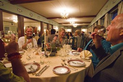 Grønolen Fjellgard, Spisesal med gjester rundt bordene, Valdres