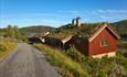 Bjødalen liegt ruhig und abseits der befahrenen Straßen, mit gemütlichen, traditionellen Almhütten mit Grasdächern.
