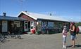 Am Langestølen Kiosk können sie auf ihrer Fahrradtour um den See Tisleifjorden eine Tasse Kaffee, Waffeln und Eis kaufen.