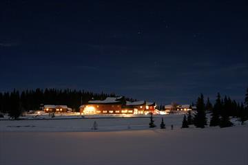 Bygningene på Nythun lyser opp i vintermørket.
