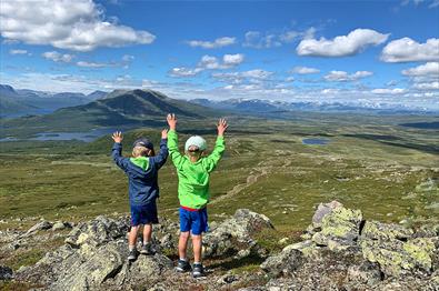 Kinder freuen sich über eine tolle Aussicht über Seen und Berge.