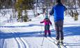 Father and child on a cross-countruy skiing tour in Hedalen