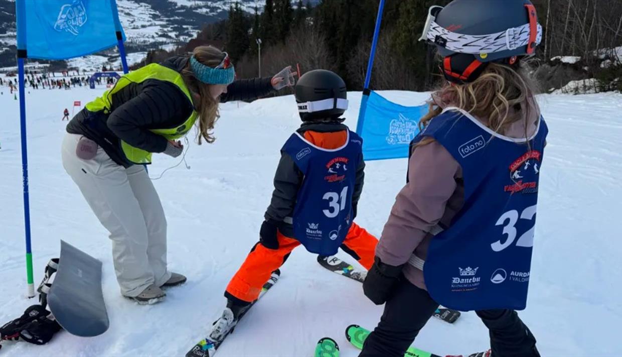 To barn klare for å sette utfor løypa To barn klare for å sette utfor løypa