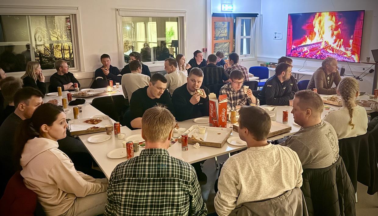 Ungdom hygger seg med pizza på landbrukstreff Ungdom hygger seg med pizza på landbrukstreff