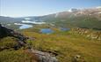 Aussicht während des Aufstieges zum Nøsakampen in ein breites Tal mit vielen Seen im Talgrund.
