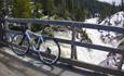 Fahrrad auf der Brücke über die Etna, die während der Schneeschmelze extra viel Wasserführt und donnernd zu Tal rauscht.