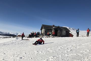 Skiløpere ved Olebu en flott vinterdag