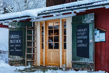 Entrance of the farm store at Piltingsrud in the snow