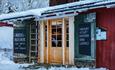 Entrance of the farm store at Piltingsrud in the snow