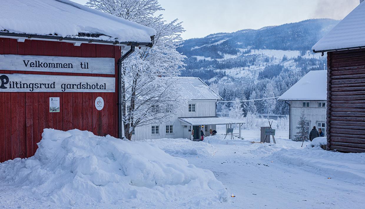 Gårdsplassen på Piltingsrud i snøen.