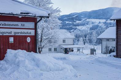 Gårdsplassen på Piltingsrud i snøen.