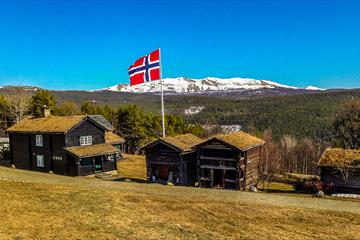 Skåbu Fjellhotell med norsk flagg vaiende.
