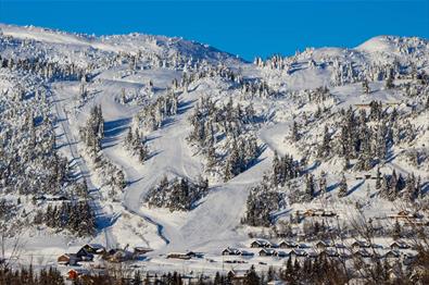 Übersichtsfoto über die steilen Pisten des Stavadalen Skisenters.