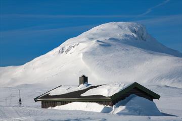 En nesten nedsnødd Sulebu enn flott vinterdag, med mektige Suletinden i bakgrunnen.