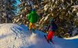 Kinder fahren über einen Schneehügel im Valdres Alpinsenter i Aurdal.