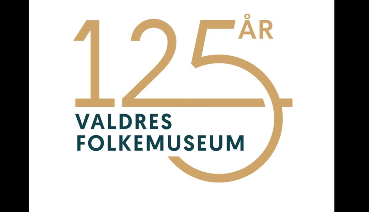 Plakat for Valdres Folkemuseum Valdres Folkemuseum 125 år i gullskrift. Plakat for Valdres Folkemuseum Valdres Folkemuseum 125 år i gullskrift.
