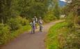 A familiy on a cycling trip along Valdresbanevegen in Leira.
