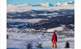 Atemberaubende Aussicht zu Jotunheimens Zweitausendern von der Piste im Skicenter in Vaset.