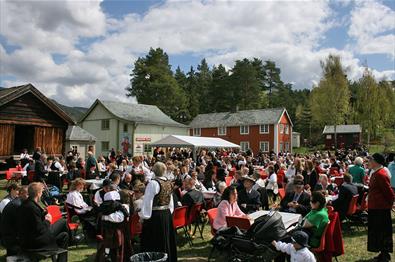 Feststimmung am Nationalfeiertag im Valdres Folkemuseum.