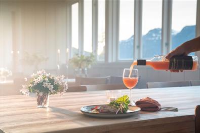 Spisesalen på Sommerhotellet har flott utsikt over Vangsmjøsa og fjellene rundt.