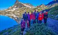Gruppebilde fra guided tur med fjell i bakgrunnen