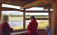 In der Observationshütte am Kittilbutjernet mit Ausblick über den See.